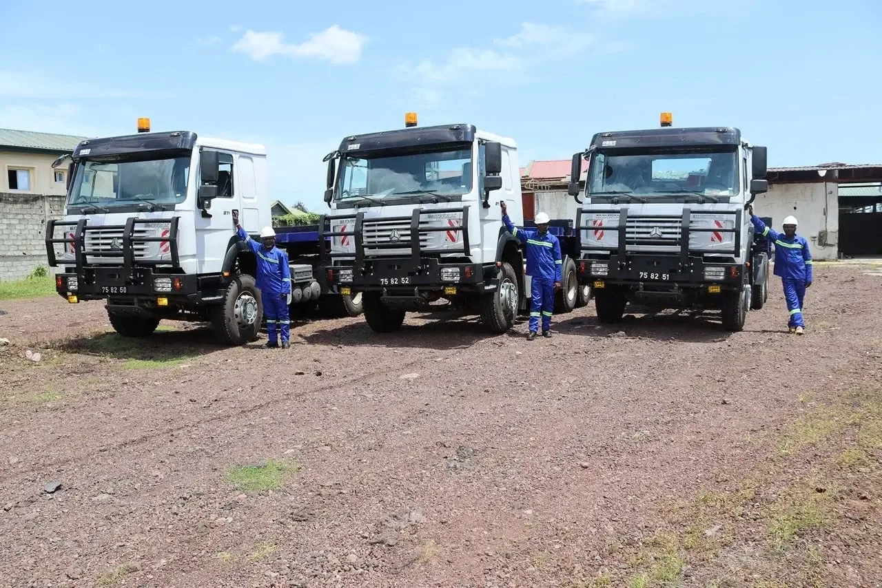 Tracteurs routiers TRAFRIC alignés avec leurs conducteurs
